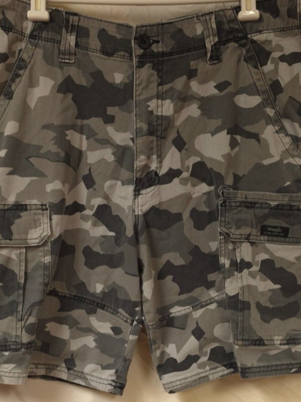 Wrangler Authentic Mens 34X10 Grey Camo Relaxed Fit Hike Outdoors Cargo Shorts